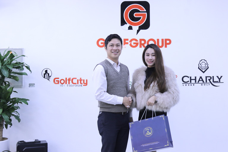 Phó Chủ tịch HDQT tập đoàn GolfGroup đánh giá cao các set quà Đông trùng hạ thảo Vietfarm